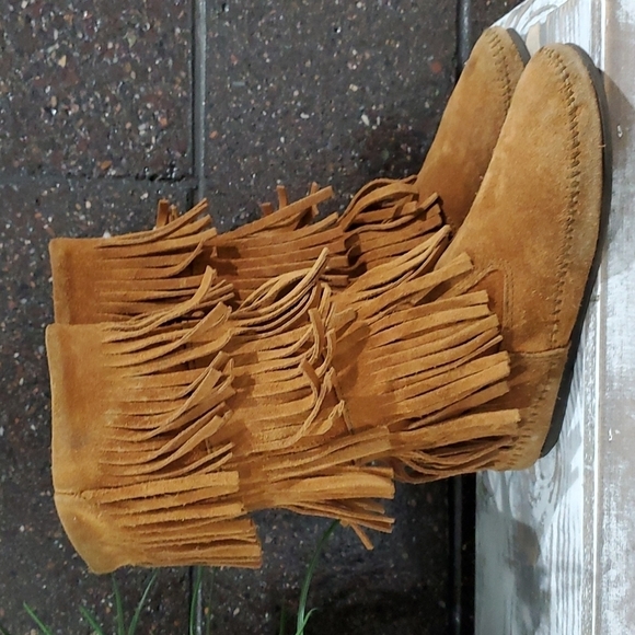 MINNETONKA MOCCASINS BROWN SUEDE 3 LAYER FRINGE SIZE 8 CLASSIC WESTERN - Picture 1 of 12